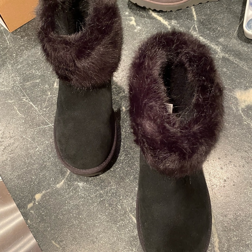 UGG Mini Blakeley Faux Fur Trimmed Boot - BLACK, Size 9M - RN 88276 1119152 NWOT